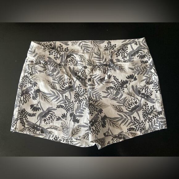 OLD NAVY Grey Floral Pixie Chino Shorts sz 2 - Picture 1 of 7